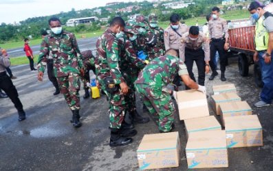 Bantuan APD dan Masker TNI Sampai di Bandara Rendani Manokwari.