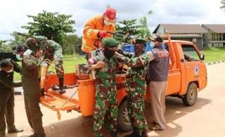 Satgas Pamtas RI-PNG Yonif Mekanis Raider 411/Pdw Kostrad Semprotakan Disinfektan