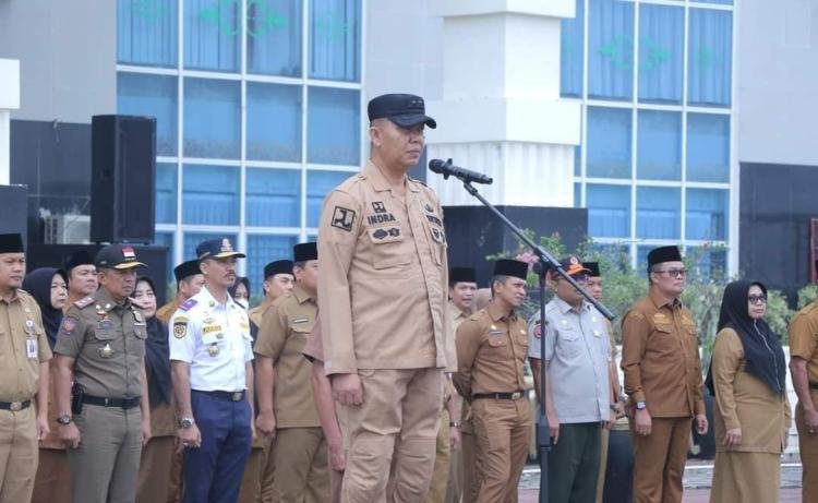 Jadi Pembina Upacara, Indra Pomi Ingatkan Seluruh Jajaran di Pemko Pekanbaru Komit Beri Pelayanan Terbaik Kepada Masyarakat