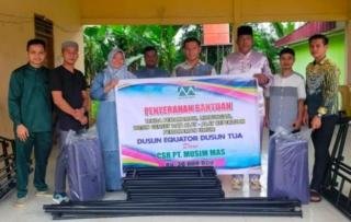 Manager Humas PT Musim Mas Serahkan CSR Kepada Masyarakat Equator, Tokoh Masyarakat Beri Apresiasi