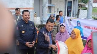 Pj Walikota Pekanbaru Didampingi Sekdako dan Kaban BPBD Pekanbaru Salurkan Bantuan CPPD Bagi Warga Terdampak Banjir