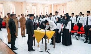 Bupati Rohil Serahkan 84 SK PNS Formasi Tahun 2021 dan Lantik Jabatan Fungsional Tertentu