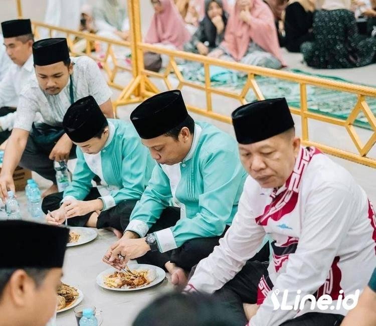 Hari ke-5 Ramadhan, Pj Walikota Pekanbaru Gelar Buka Bersama di Mesjid Al-Mukmin Garuda Sakti bersama Masyarakat