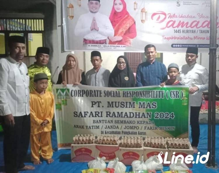 Safari Ramadhan 1445 H di Desa Beringin Pelalawan, PT Musim Mas Salurkan Paket Sembako kepada Warga dan Anak Yatim Piatu