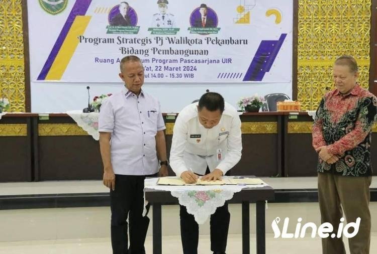 Sekdako Pekanbaru Indra Pomi Tandatangani MoU Kerjasama Pemko Pekanbaru dengan UIR