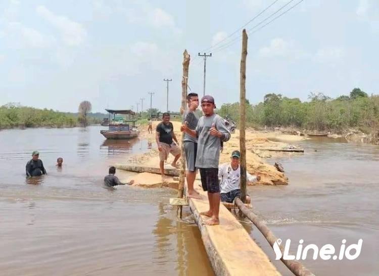 Bahu Membahu, Warga Air Hitam Kecamatan Pujud Gotong Royong Memperbaiki Akses Jalan