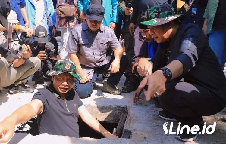 Sekdako Pekanbaru Indra Pomi Tak Sungkan Masuk ke Gorong - Gorong Bersihkan Sampah