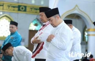 Sekdako Pekanbaru IP Dampingi Pj Wako Risnandar Shalat Jum