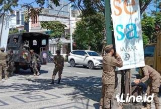 Satpol PP Pekanbaru Tertibkan Benner dan Spanduk yang Langgar Perda