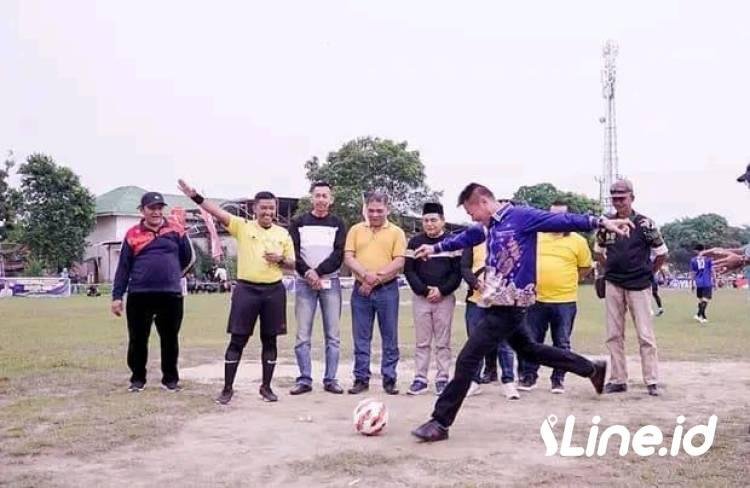 Lakukan Tendangan Pertama, Afrizal Sintong Buka Turnamen Bola Bupati CUP 2024