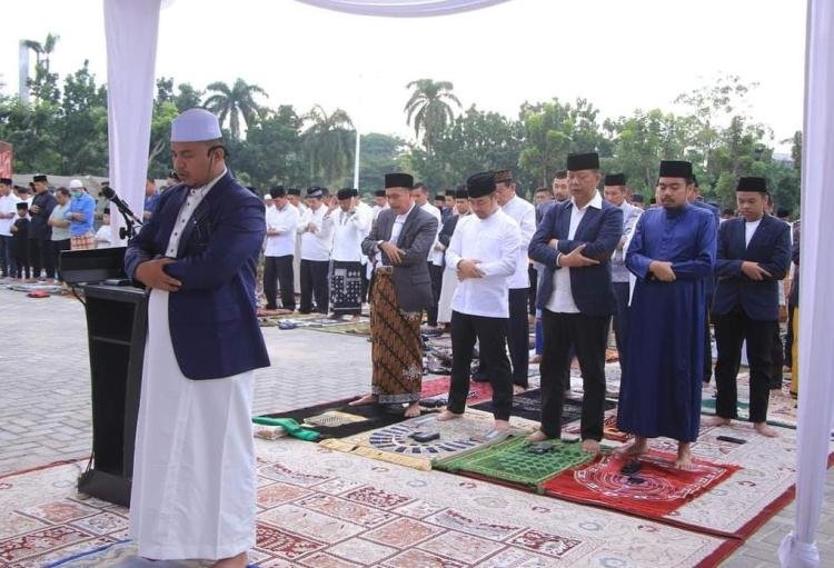 Pj Walikota Pekanbaru Didampingi Sekdako Melaksanakan Sholat Ied di MPP Pekanbaru