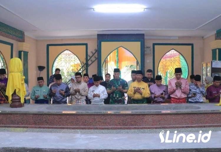 Sampena HUT Pekanbaru ke-240, Pj Walikota Pekanbaru Bersama Sekdako Ziarah ke Makam Marhum Pekan