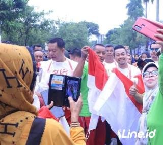 Pj Walikota Pekanbaru Risnandar Bagikan Bendera Merah Putih Secara Simbolis 