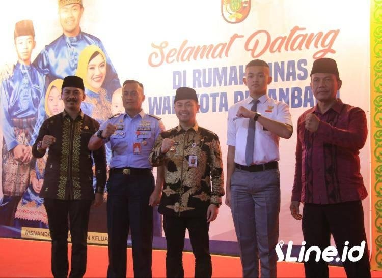 Pj Walikota Pekanbaru bersama Plt Kaban Kesbangpol Melepas Keberangkatan Siswa Paskibraka Asal Pekanbaru ke Nasional