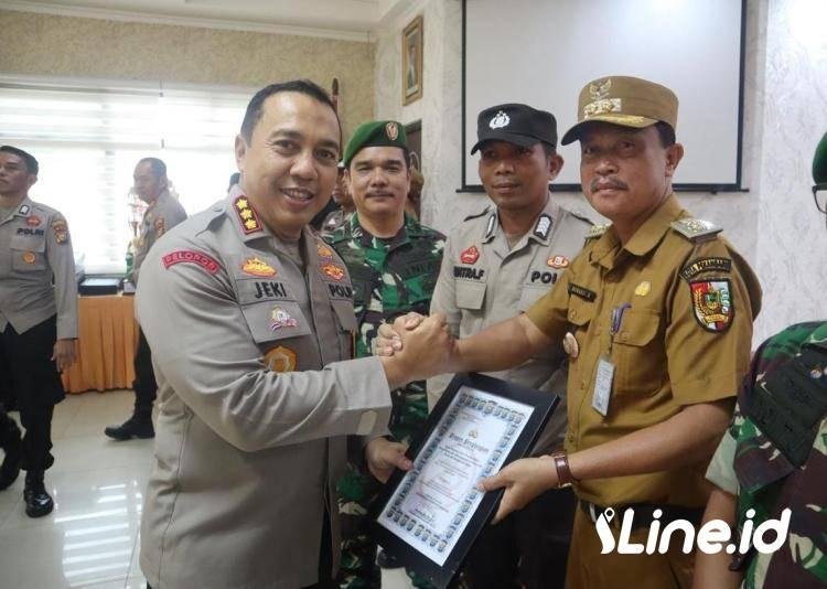 Kapolresta Pekanbaru Serahkan Penghargaan Juara 1 Sinergitas Tiga Pilar Kepada Lurah Pebatuan Suwandi 