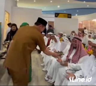 Bupati Rohil Afrizal Sintong Sambut Kedatangan 280 Jamaah Haji Asal Rohil di Dumai