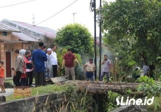 Sekdako Pekanbaru Indra Pomi Tinjau Jembatan Lingkungan Rusak di Kelurahan Air Putih 