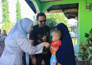 Kadiskominfotiksan Pekanbaru Raja Hendra Salurkan Bantuan Anak Asuh Stanting di Marpoyan Damai