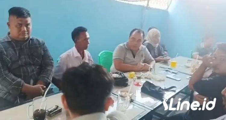 Ketua LSM Riau Bersatu, Robert Hendriko Konprensi Pers Terkait Gerakan Pendidikan Riau