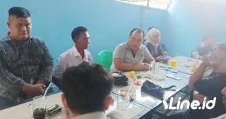 Ketua LSM Riau Bersatu, Robert Hendriko Konprensi Pers Terkait Gerakan Pendidikan Riau