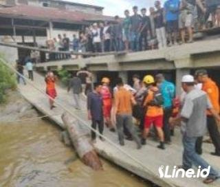 Sempat Di nyatakan Hilang, Akhir Nya Tim SAR Gabungan menemukan Jenazah Korban Kapal yang mengalami Kebocoran Di perairan Panipahan