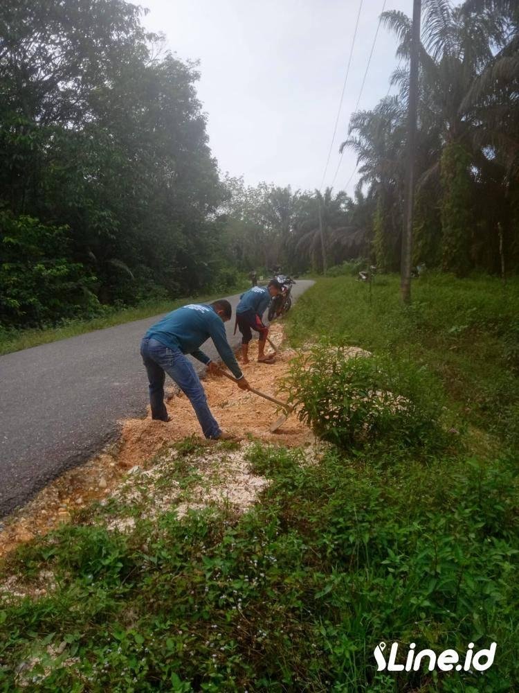 Rocki Rossy Sebut Rutinitas Gotong Royong Desa Sungai Paku, Peran Bersama Untuk Desa Lebih Baik !