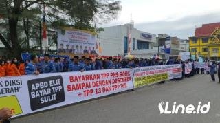 Aparatur Sipil Negara (ASN) Dan Tenaga Honorer Pemkab Rohil, Lakukan Aksi Damai Didepan Kantor (BPKAD)