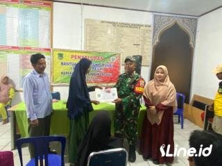 Babinsa Monitoring Dan Dampingi Penyaluran BLT-DD Desa Guna Pastikan Tepat Sasaran