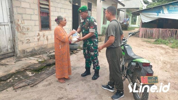 Dalam Rangka Jumat Berkah, Babinsa Koramil 06/TM Bagikan Paket Sembako