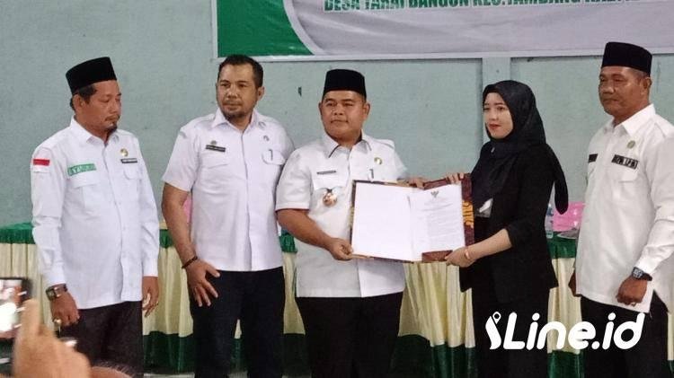 Sekdes Tarai Bangun Resmi Dilantik, Kepala Desa : Kita Harus Bekerja Bersama untuk Membangun Desa !