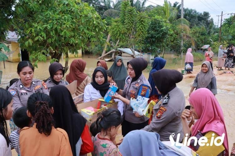 Wakapolda Riau Tinjau Lokasi Banjir di Gunung Sahilan, Salurkan Bantuan dan Layanan Kesehatan !