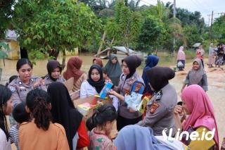 Wakapolda Riau Tinjau Lokasi Banjir di Gunung Sahilan, Salurkan Bantuan dan Layanan Kesehatan !