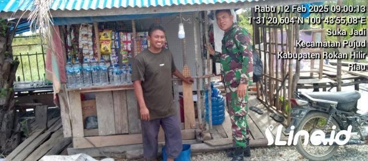 Jual Jajanan Makanan Ringan, Danpos Pujud Koramil 06/TM Berikan Pendampingan Pelaku UMKM