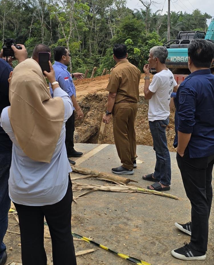 PT IKN Kolaborasi Bersama Pemkab Kuansing Bangun Jembatan Darurat Di Inuman