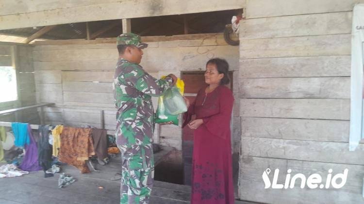 Meskipun Menjalankan Ibadah Puasa, Babinsa Koramil 06/TM Tetap Memberikan Perhatian Dengan cara Berbagi