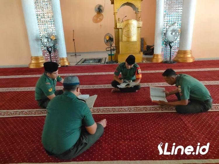 Mempererat Tali Silaturahmi Sesama TNI AD Di Bulan Puasa, Danpos Pujud Koramil 06/TM Isi Waktu Dengan Tadarus