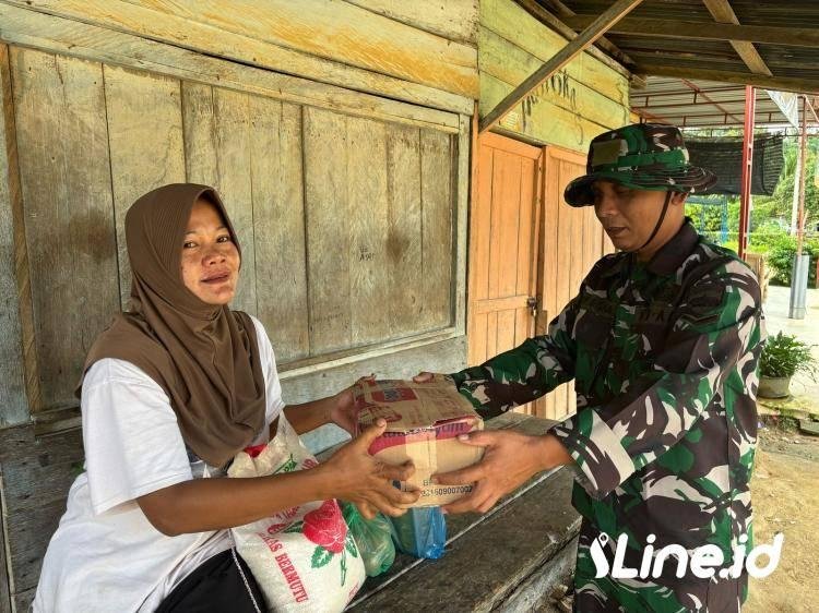 Berikan Paket Sembako, Babinsa Koramil 06/TM Laksanakan Jumat Berkah