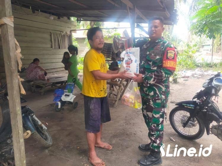 Jalankan Jumat Berkah, Babinsa Koramil 06/TM Berbagi Sembako