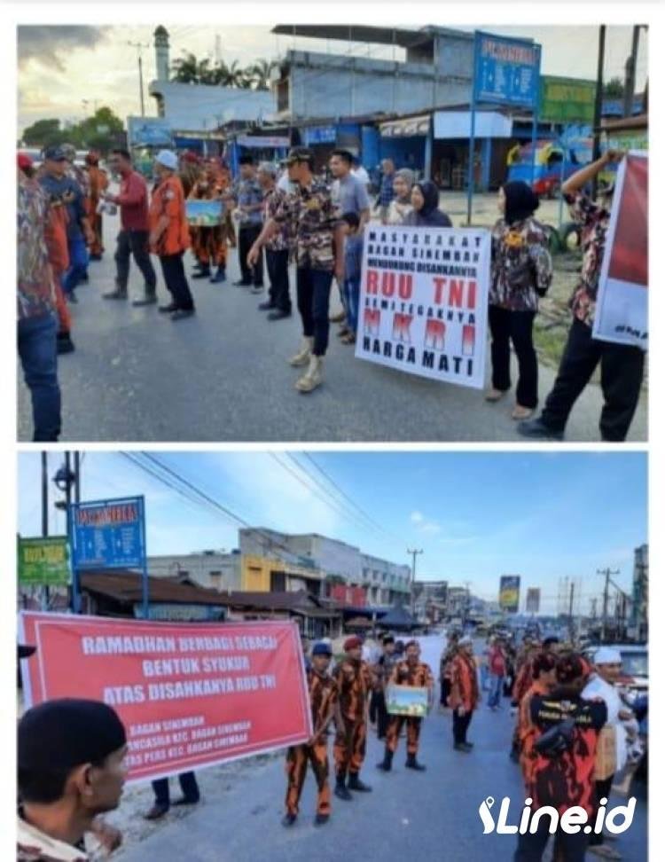 Penguna jalan Dukungan terhadap Undang Undang TNI yang telah disahkan oleh DPR RI, FKPPI Berbagi takjil Gratis