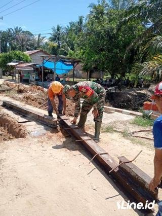 Perbaiki Jembatan Dan Jalan Yang Rusak, Babinsa Koramil 06/TM Gotong Royong Bersama Perangkat Desa Dan Masyarakat