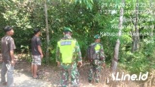 Bebaskan Desa Binaan Dari Kebakaran Hutan Dan Lahan, Babinsa Koramil 06/TM Kodim 0321/Rohil Rutin Laksanakan Patroli