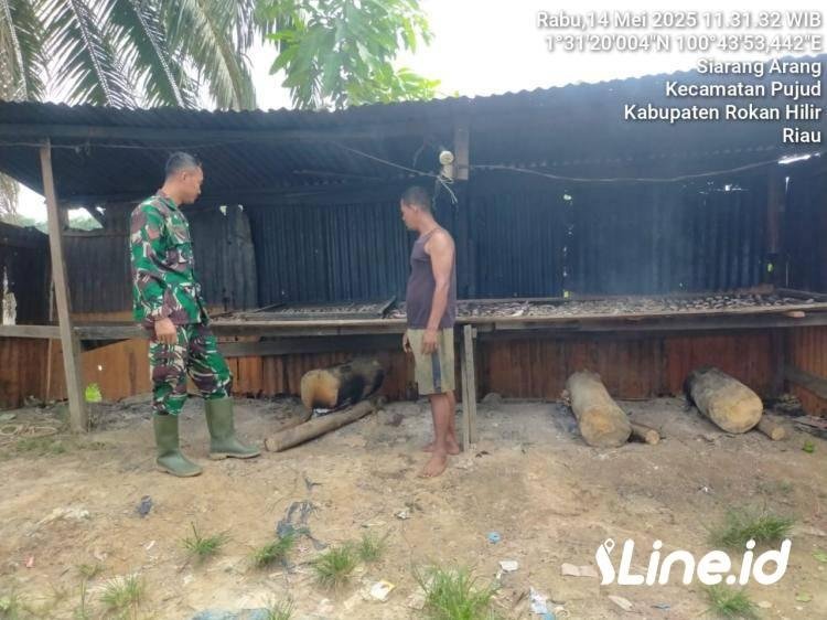 Tingkatkan Mutu Jual, Babinsa Koramil 06/TM Kodim 0321/Rohil Dampingi Pelaku UMKM Ikan Salai