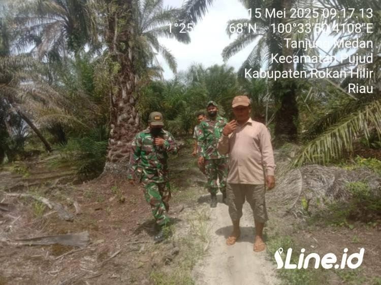 Mencegah Dari Terjadinya Karhutla, Babinsa Koramil 06/TM Kodim 0321/Rohil Laksanakan Patroli Dan Sosialisasi
