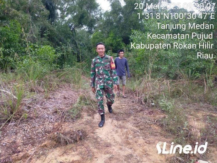 Dalam Wujudkan Terbebas Dari Karhutla, Babinsa Koramil 06/TM Kodim 0321/Rohil Lakukan Sosialisasi Dan Patroli