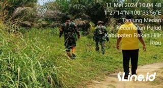 Terus Tingkatkan Patroli Wilayah Desa Binaan, Babinsa Koramil 06/TM Kodim 0321/Rohil Gandeng Warga Sekitar