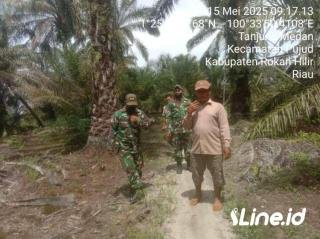 Mencegah Dari Terjadinya Karhutla, Babinsa Koramil 06/TM Kodim 0321/Rohil Laksanakan Patroli Dan Sosialisasi