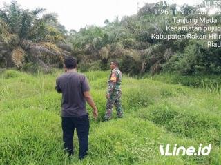 Tingkatkan Kewaspadaan, Babinsa Koramil 06/TM Kodim 0321/Rohil Laksanakan Sosialisasi Dan Patroli
