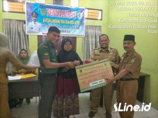 Aktif Ditengah Tengah Masyarakat, Babinsa Koramil 06/TM Kodim 032/Rohil Hadiri Pembagian BLT Perlima Bulan