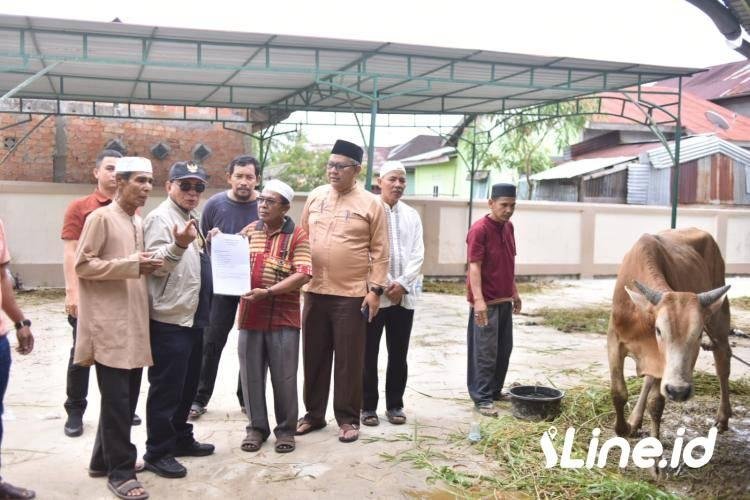 Bupati Rohil, menyerahkan satu ekor sapi qurban kepada Pengurus Mushalla Al-Muslimin di Kepenghuluan Sinaboi