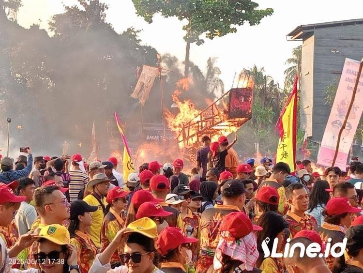 Saksikan Festival Bakar Tongkang, Banyak Wisatawan Datang Kebagan Siapi Api